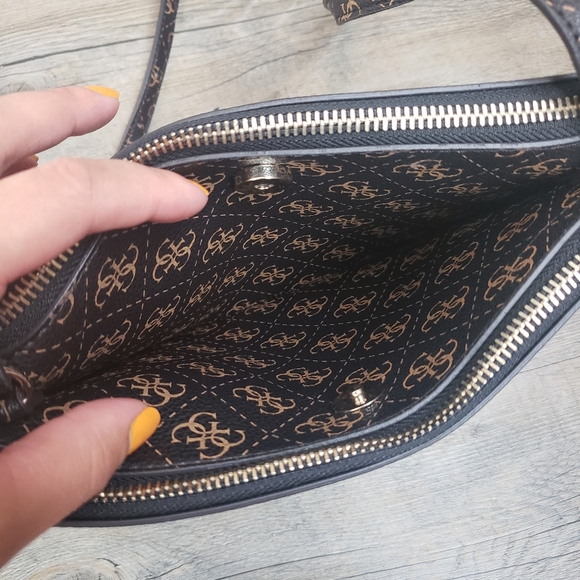 GUESS | Crossbody Adjustable Strap Womens Purse - Picture 5 of 13